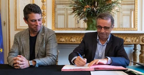 Pierre Hurmic maire de Bordeaux et Pierre Vital président de la Fédération des Promoteurs Immobiliers Nouvelle Aquitaine (FPI NA) ont signé un 